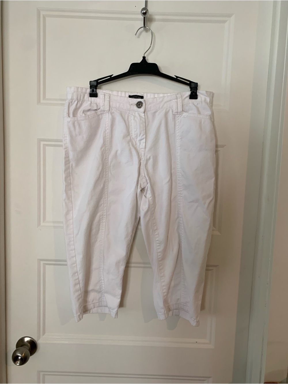 Emotions,women's White cotton capris